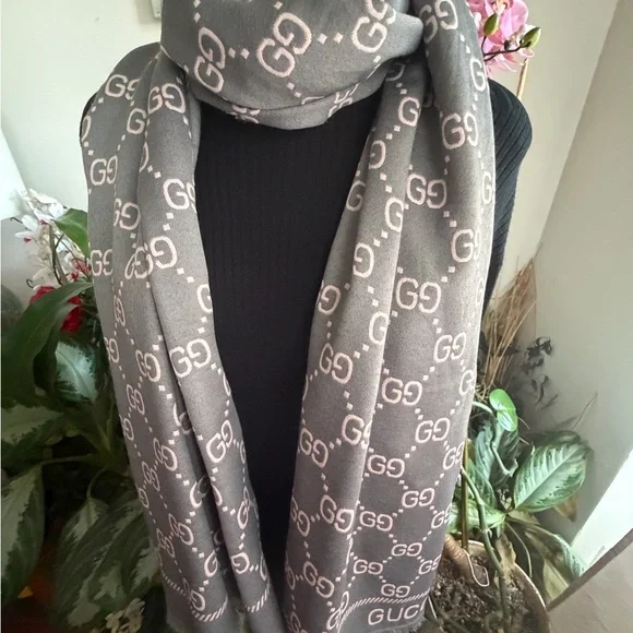 Gucci  Logo Patterned Shawl. - Picture 12 of 16